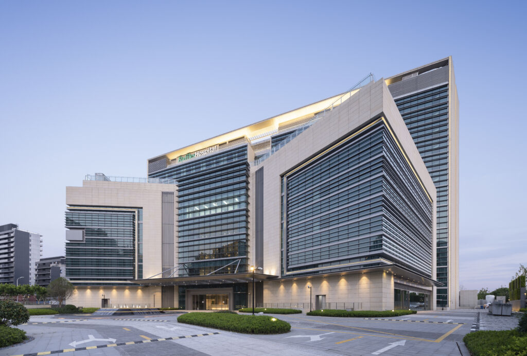 Shanghai Raffles Hospital has been awarded the 7th Credaward Annual Merit Award. Shanghai Raffles Hospital is an A-class hospital located in New Bund of Pudong District, Shanghai. The concave form is introduced to maximize south facing façade and to achieve maximum exposure to sunlight